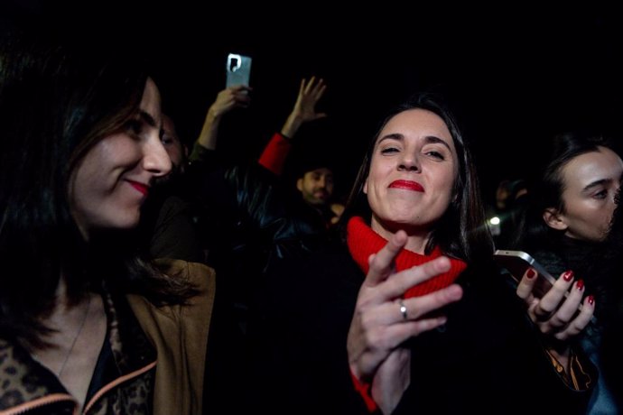 La secretaria general de Podemos, Ione Belarra (i) y la exministra de Igualdad y eurodiputada de Podemos, Irene Montero, a su llegada a la presentación de su libro ‘Algo habremos hecho’, en la Taberna Garibaldi, a 10 de enero de 2025, en Madrid (España).