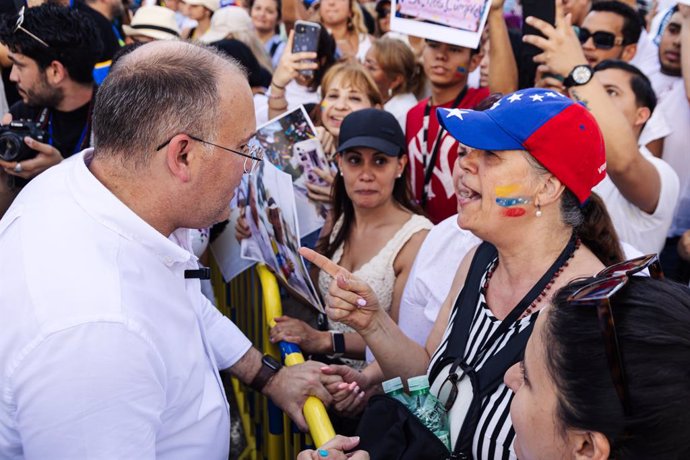 Archivo - El portavoz del PP en el Congreso, Miguel Tellado (i), saluda durante una manifestación en apoyo a la oposición venezolana, a 28 de julio de 2024, en Madrid (España). Hoy se celebran en Venezuela las elecciones presidenciales. Comando ConVzla ha