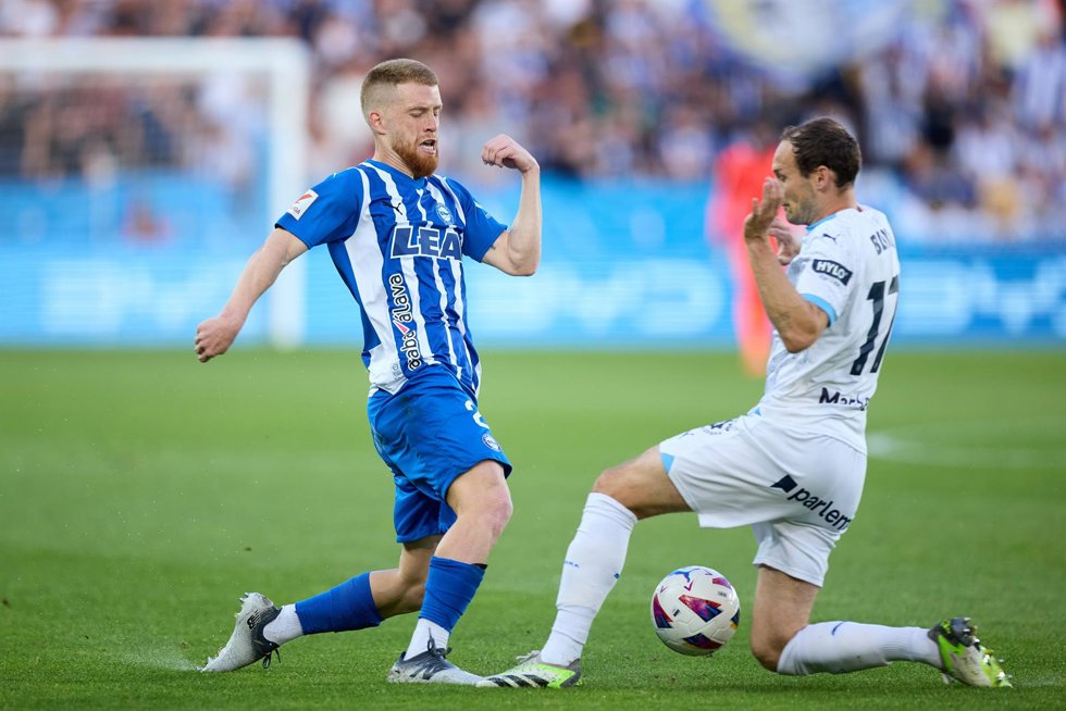 Archivo - Carlos Vicente pelea por un balón con Daley Blind en el Alavés-Girona de LaLiga EA Sports 23-24