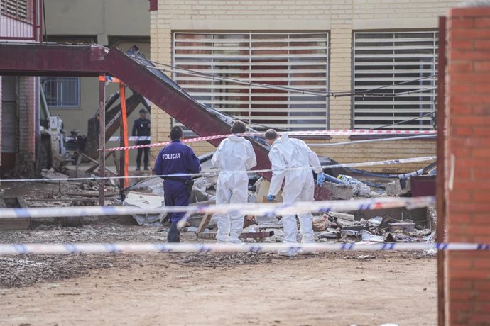 Archivo - El colegio Luis Vives de Massanassa (Valencia) tras el derrumbe del porchado en el que murió un operario.