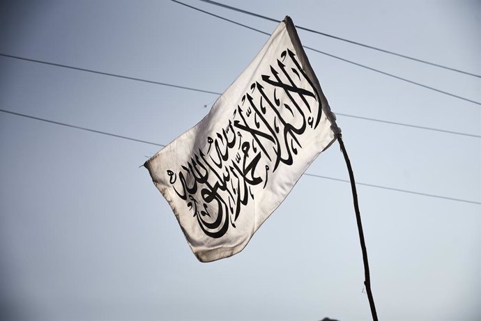 Archivo - November 14, 2021, Kabul, Afghanistan: A Taliban flag, white and stamped with the shahada in black letters, is waving in the sky of Kabul. The banner, that used to inspire terror, can be seen all over the country.