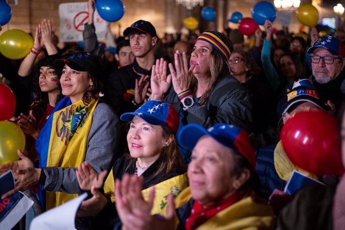 Desenes de persones durant la concentració contra el règim de Nicolás Madur després de la seva presa de possessió com a president de Veneçuela, a Plaça Sant Jaume, el 10 de gener de 2025, a Barcelona, Catalunya (Espanya).