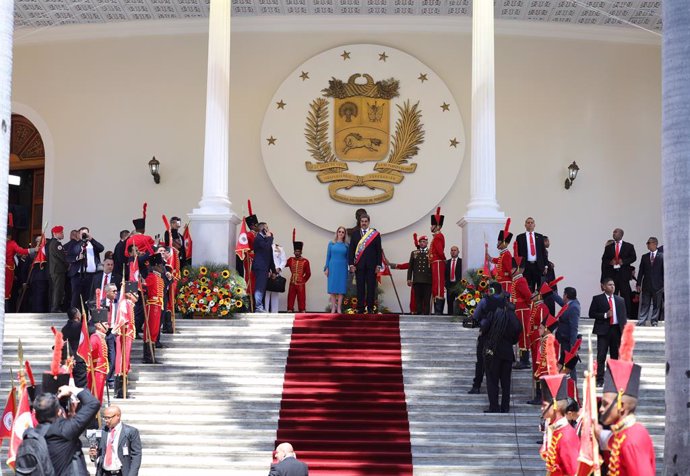 10 January 2025, Venezuela, Caracas: Venezuelan President Nicolas Maduro waves to supporters with his wife Cilia Flores in the National Assembly after being sworn in for a third term in office.. Photo: Andres Gonzalez/dpa