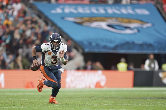 Archivo - Russell Wilson (3) QB of Denver Broncos during the NFL International Series match between Jacksonville Jaguars and Denver Broncos on October 30, 2022 at Wembley Stadium in London, England - Photo Jason Brown / ProSportsImages / DPPI