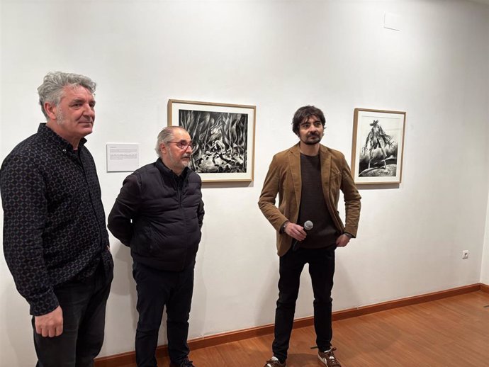 “Toño Benavides (Izquierda) Este Viernes Durante La Inauguración De La Exposición ‘Mitología Leonesa’”