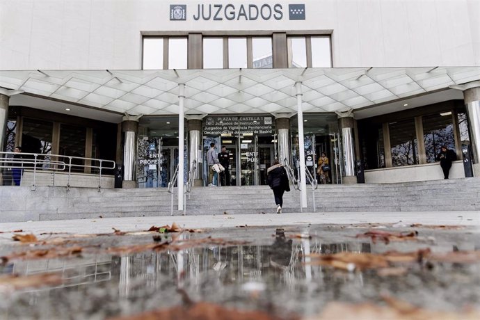 Exterior de los juzgados de Plaza de Castilla durante la llegada a declarar de los policóias responsables del atestado a los juzgados de Plaza de Castilla, a 8 de enero de 2025, en Madrid (España). La jueza que investiga a Nacho Cano por presuntos delitos