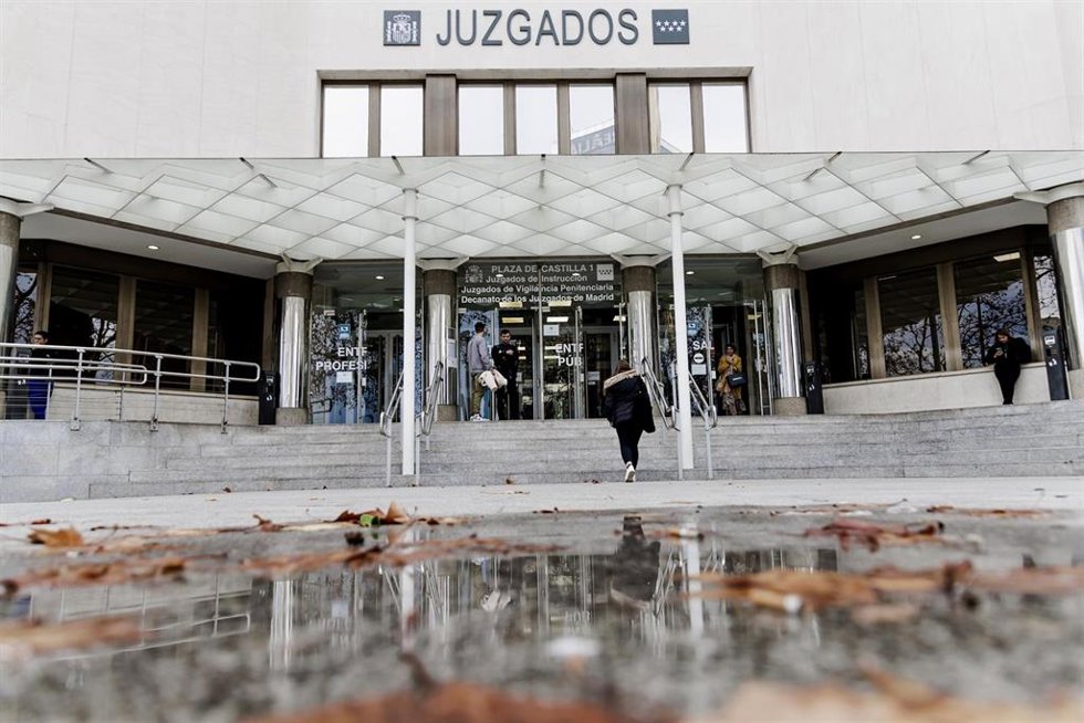 Exterior de los juzgados de Plaza de Castilla durante la llegada a declarar de los policóias responsables del atestado a los juzgados de Plaza de Castilla, a 8 de enero de 2025, en Madrid (España). La jueza que investiga a Nacho Cano por presuntos delit
