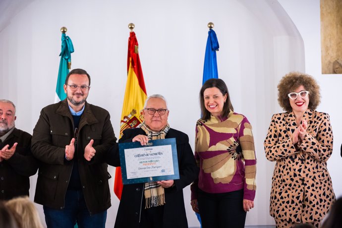 La alcaldesa de San Fernando, Patricia Cavada, con uno de los galardonados del certamen.