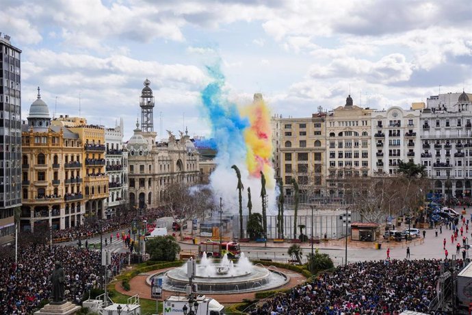 Archivo - La plaza del Ayuntamiento de València durante una ‘mascletà’