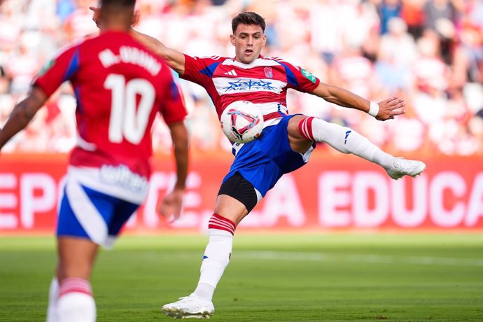 Archivo - Lucas Boye of Granada CF in action during the Spanish league, LaLiga Hypermotion, football match played between Granada CF and SD Huesca at Los Carmenes stadium on August 30, 2024, in Granada, Spain.