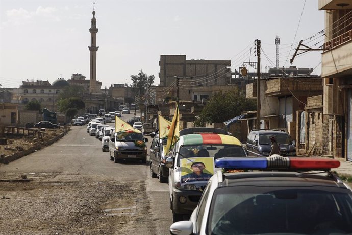 Archivo - HANDOUT - 12 October 2019, Syria, Derik: A general view of the funeral convoy carrying the bodies of three fighters of the Syrian Democratic Forces (SDF), a Kurdish-led rebel group, who died in the city of Ras al-Ayn during fighting against Turk