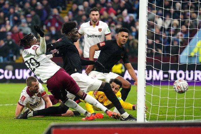 10 January 2025, United Kingdom, Birmingham: Aston Villa's Amadou Onana (C) scores his side's first goal during the English FA Cup third round soccer match between Aston Villa and West Ham United at Villa Park. Photo: Mike Egerton/PA Wire/dpa