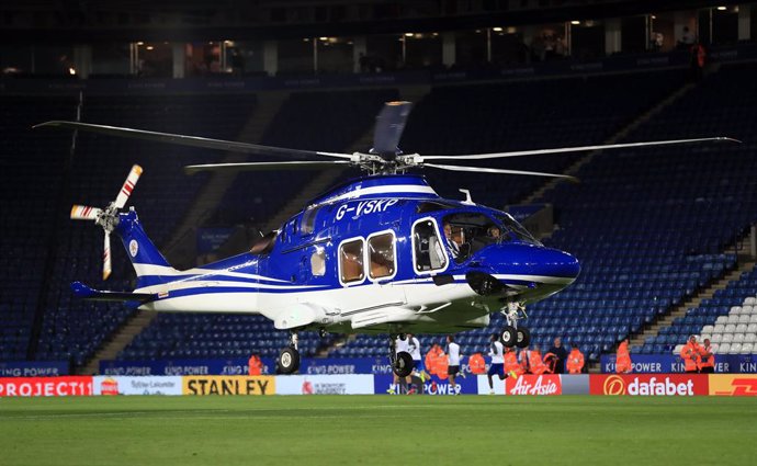 Archivo - FILED - 23 September 2017, United Kingdom, Leicester: A helicopter belonging to Leicester City owner Vichai Srivaddhanaprabha takes off from the King Power Stadium. The pilot of the helicopter involved in a crash which killed the owner of Leices