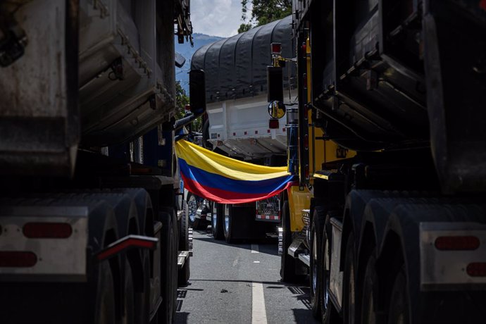 Archivo - September 5, 2024, Medellin, Antioquia, Colombia: Truckers take part in a demonstration against the rise of diesel prices by blocking access roads in , Colombia, September 5, 2024.