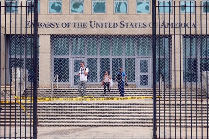 Archivo - April 26, 2023: Workers at the U.S. Embassy in Havana leave the building on Sept. 29, 2017, after the State Department announced that it was withdrawing all but essential diplomats from the embassy.