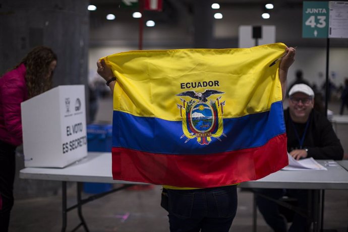 Archivo - April 21, 2024, Madrid, Spain: A woman holds an Ecuadorian flag at one of the voting tables at the IFEMA fairgrounds in Madrid, during the referendum day in Ecuador. The Ecuadorian community registered in Madrid exceeds 60,000 and can exercise t