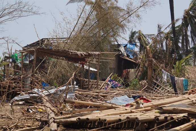 Archivo - SITTWE, May 18, 2023  -- This photo taken on May 17, 2023 shows houses damaged by Cyclone Mocha in Sittwe, Rakhine State, Myanmar. The death toll from Cyclone Mocha in Myanmar has reached 48 as of Wednesday afternoon, state media reported on Thu