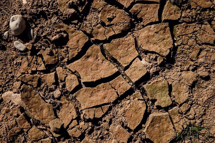 Archivo - March 5, 2024, Sant Miquel De Fluvia, Catalonia, Spain: The dry riverbed of the Fluvia river as it passes by Sant Miquel de Fluvia,  in north Catalonia. The Fluvia is a river in Catalonia that rises in the Serralada Transversal and flows into th