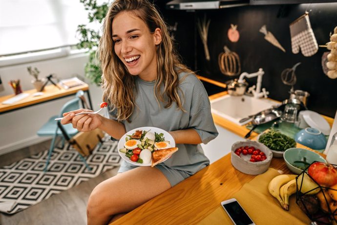 Archivo - Mujer comiendo sano.