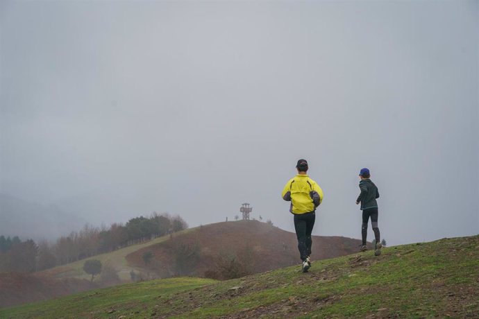 Archivo - Dos personas hacen deporte en Álava