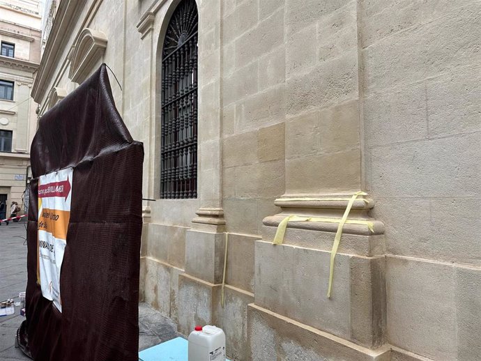 Fachada del Ayuntamiento, después de la retirada de las pintadas.