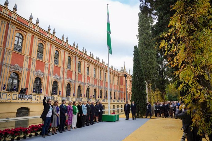 Archivo - El presidente de la Junta de Andalucía, Juanma Moreno (i) acompañado del actor, Paco Tous (d) despliegan la bandera de Andalucía en la fachada principal del Palacio de San Telmo. A 4 de diciembre de 2024. (Foto de archivo).