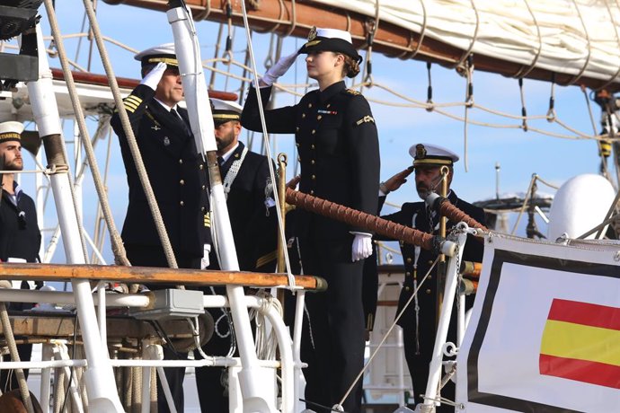 La princesa Leonor durant l'embarcament al buc escola 'Juan Sebastián Elcano'