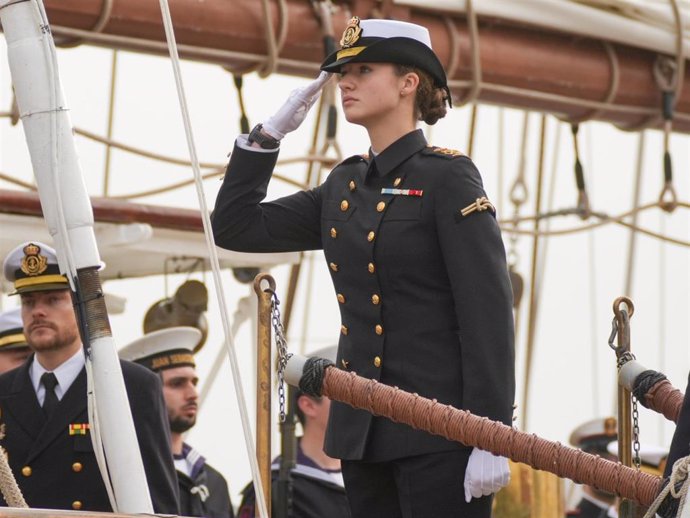 La Princesa de Asturias, Leonor de Borbón, embarca en el buque escuela Juan Sebastián Elcano. A 11 de enero de 2025 en Cádiz, Andalucía (España).