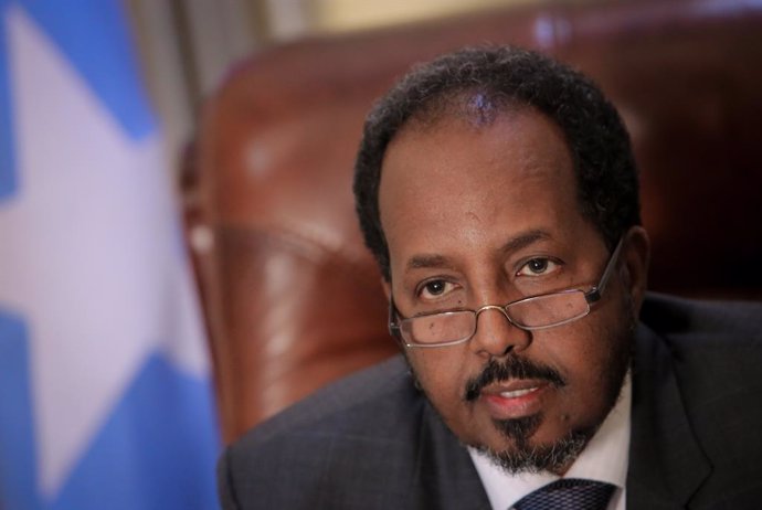 Archivo - April 19, 2013 - Mogadishu, Somalia - Somalian President Hassan Sheik Mohamud inside his presidential office at Villa Somalia April 19, 2013 in Somalia, Mogadishu.