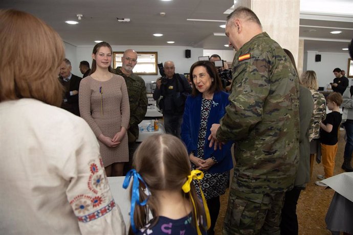 Archivo - La ministra de Defensa, Margarita Robles (2d), durante su visita a la Residencia Militar de Acción Social de Descanso 'La Plana', a 2 de febrero de 2023, en Castellón, Comunidad Valenciana (España).