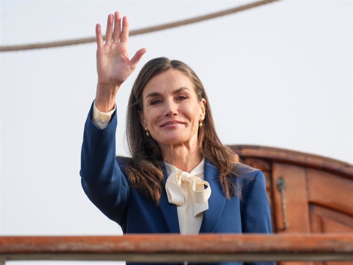 La Reina Letizia se despide de la Princesa de Asturias, Leonor de Borbón antes de la partida de embarcar en el Juan Sebastián Elcano. A 11 de enero de 2025 en Cádiz, Andalucía (España).