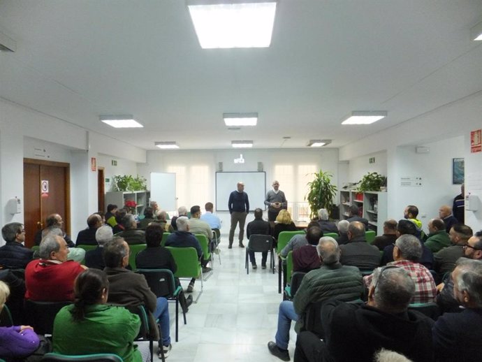 La Consejería de Agricultura, Pesca, Agua y Desarrollo Rural de la Junta de Andalucía se reúne con los agricultores y ganaderos del Alto Almanzora, en Almería, para informarles sobre las ayudas contra la sequía.