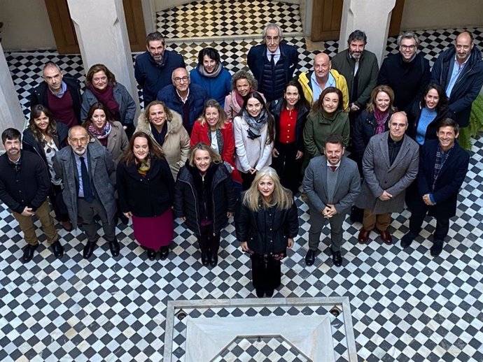 La consejera de Cultura y Deporte, Patricia del Pozo, junto a los directores de museos, enclaves y conjuntos culturales gestionados por la Junta de Andalucía.