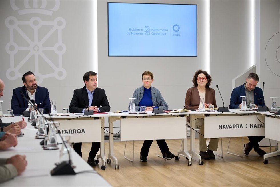 María Chivite y los consejeros Mikel Irujo y Carmen Maeztu en la reunión con el comité de empresa de BSH Esquíroz.