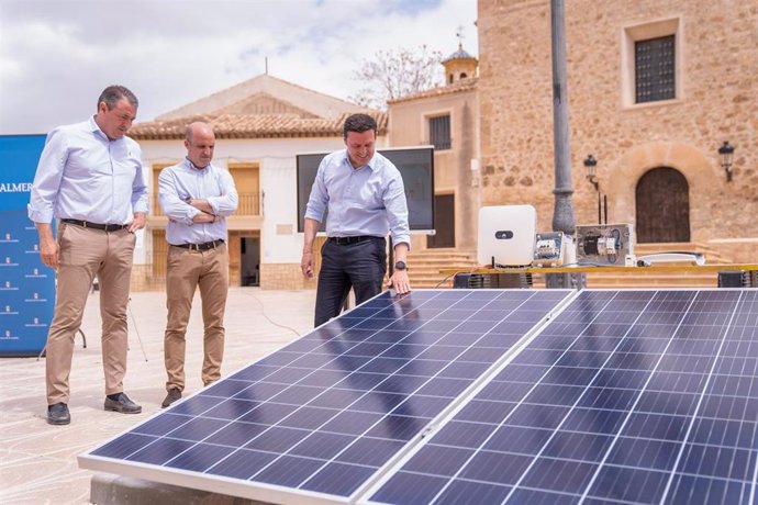 Archivo - El presidente de la Diputación de Almería, Javier Aureliano García, junto a unas placas solares.