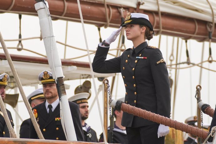 La Princesa de Asturias, Leonor de Borbón, embarca en el buque escuela Juan Sebastián Elcano. A 11 de enero de 2025 en Cádiz, Andalucía (España). Los Reyes Felipe VI y Letizia, junto a la ministra de Defensa, Margarita Robles, presiden el acto de despedid