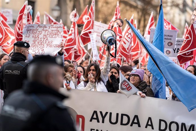 Los trabajadores del Servicio de Ayuda a Domicilio (SAD), tanto del Ayuntamiento de Madrid como de la Comunidad, durante una concentración frente al Ayuntamiento de Madrid, a 23 de diciembre de 2024, en Madrid (España). 