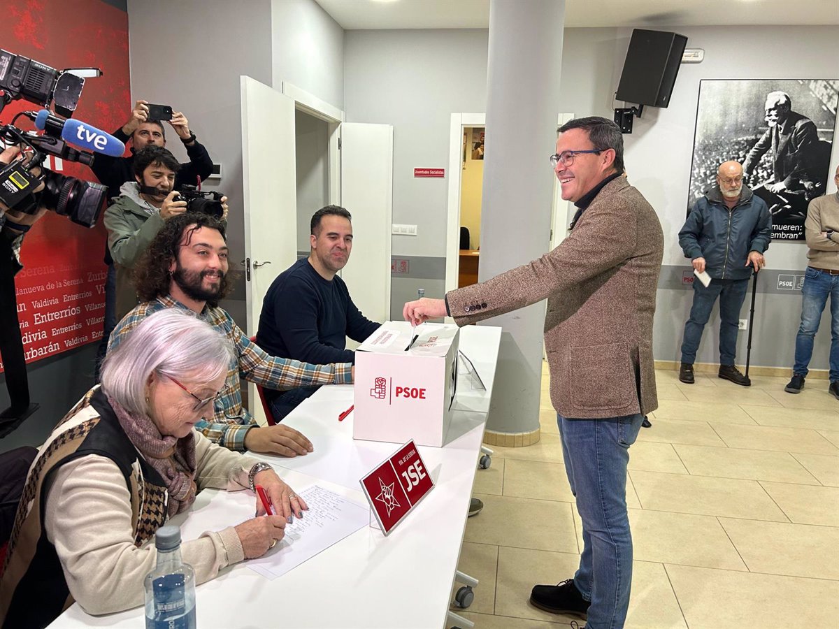 Gallardo vota en las primarias con la esperanza de que el PSOE extremeño salga  más fuerte  y  más unido 