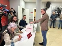 Gallardo vota en las primarias con la esperanza de que el PSOE extremeño salga "más fuerte" y "más unido"