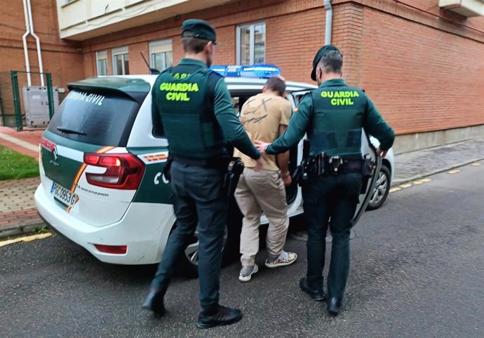 Agentes de la Guardia Civil detienen al 'taxista leonés'