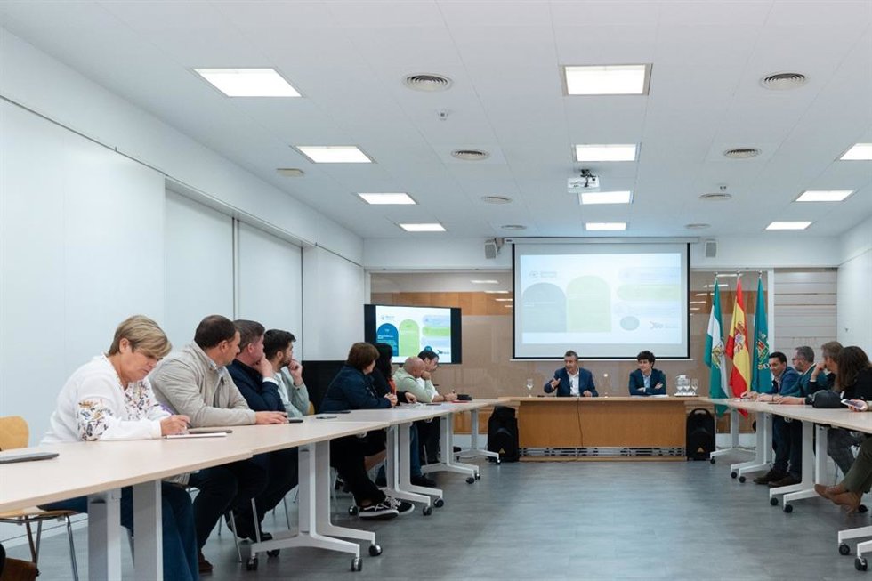 Archivo - El presidente de la Diputación informando a alcaldes/as de las nuevas becas a estudiantes