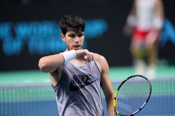 Archivo - Carlos Alcaraz of Spain practices during the Davis Cup 2024 at Martin Carpena Pavilion on November 18, 2024, in Malaga, Spain