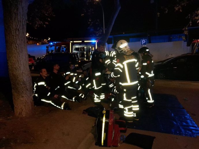 Un ferit molt greu i un altre greu en dos incendis simultanis a Barcelona