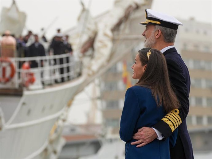 Los Reyes Felipe VI y Letizia, se despiden de la Princesa de Asturias, Leonor de Borbón antes de la partida de embarcar en el Juan Sebastián Elcano. A 11 de enero de 2025 en Cádiz, Andalucía (España).