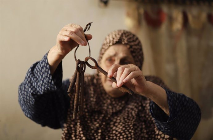 Archivo - May 7, 2023, Gaza city, Gaza Strip, Palestinian Territory: This picture taken on May 8, 2023, shows Palestinian refugee Ebthaj Dawla shows the keys to her family house, in her home in Gaza City. Nakba, or ''catastrophe'', is the event known by P