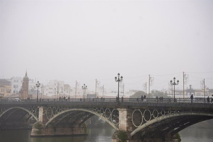 El puente de Isabel II rodeado de una intensa niebla. Imagen de archivo. 