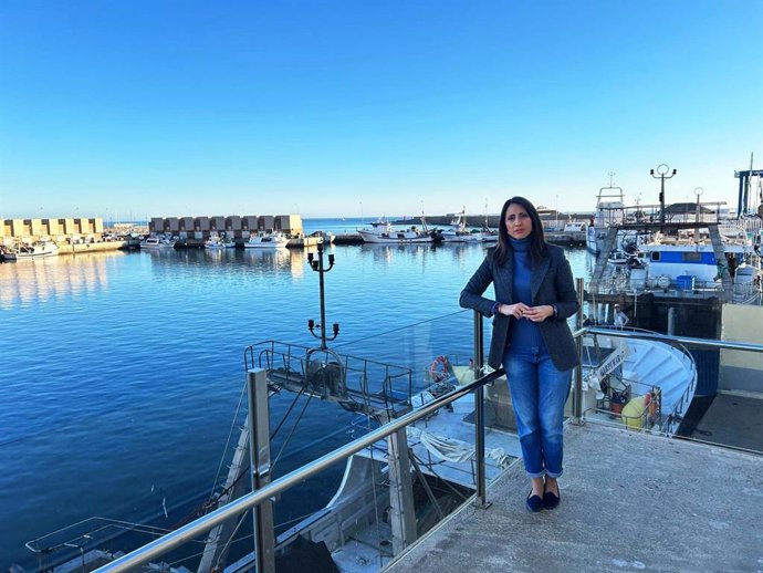 La senadora del Partido Popular de Almería, Carmen Belén López, en el puerto pesquero de Adra.