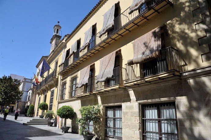 Archivo - Imagen de archivo de la fachada del Ayuntamiento de Jerez.