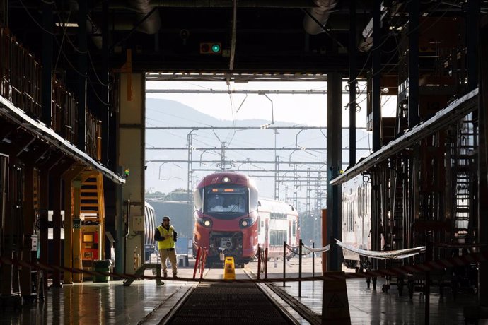 Archivo - Un nuevo tren de Rodalies en la fábrica de Alstom, a 10 de enero de 2025, en Santa Perpètua de Mogoda (Catalunya)