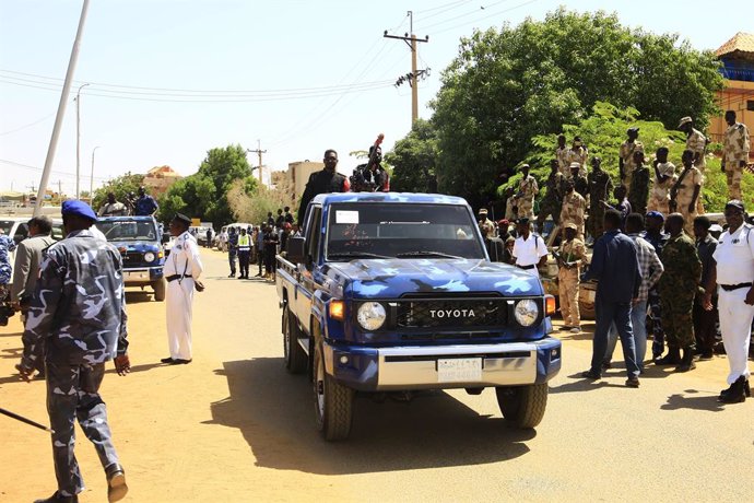 Archivo - KHARTOUM, Oct. 27, 2024  -- Armed police officers are seen on duty in a public area controlled by the Sudanese Armed Forces (SAF) in Omdurman, Khartoum State, Sudan, Oct. 26, 2024.